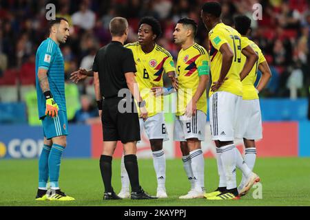 Kolumbianische Spieler streiten sich mit Schiedsrichter Mark Geiger während der Runde des 16-Matches zwischen Kolumbien und England bei der FIFA Fußball-Weltmeisterschaft 2018 im Spartak-Stadion in Moskau, Russland, Dienstag, 3. Juli 2018. (Foto von Anatolij Medved/NurPhoto) Stockfoto