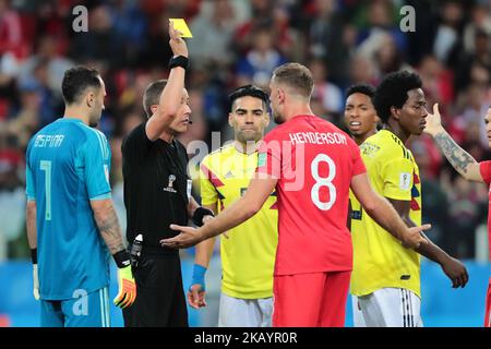 Schiedsrichter Mark Geiger gibt am 2018 Dienstag, den 3. Juli 16 2018, im Spartak-Stadion in Moskau, Russland, dem Mittelfeldspieler Jordan Henderson von der englischen Nationalmannschaft eine gelbe Karte aus. (Foto von Anatolij Medved/NurPhoto) Stockfoto