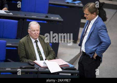 Der Fraktionsvorsitzende der AfD-Partei Alexander Gauland (L) spricht vor der 45. Plenarsitzung des Deutschen Bundestages am 4. Juli 2018 in Berlin mit dem Abgeordneten Bernd Baumann (R). (Foto von Emmanuele Contini/NurPhoto) Stockfoto