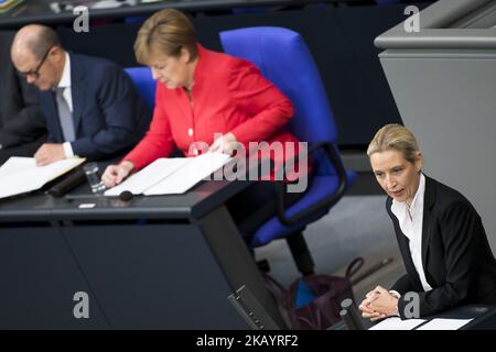 Bundeskanzlerin Angela Merkel (C) und Bundesfinanzminister Olaf Scholz (L) hören sich die Fraktionsvorsitzende der AfD-Partei Alice Weidel (R) an, die während der Plenarsitzung des Deutschen Bundestages am 4. Juli 45. in Berlin 2018 spricht. (Foto von Emmanuele Contini/NurPhoto) Stockfoto