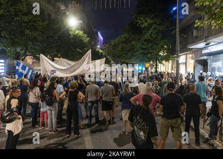 Die Ministerpräsidenten Griechenlands, Bulgariens, Rumäniens und Serbiens trafen sich am 4. Juli 2018 in Thessaloniki, Griechenland. Während des Treffens protestierten nationalistische Gruppen und versuchten, den Treffpunkt in der Nähe des Flughafens zu erreichen, wo dort riesige Polizeikräfte entwickelt wurden. Es geht um die Verwendung des Namens Mazedonien im Nachbarland FYROM. Die Proteste in Thessaloniki wurden nach einem Kampf mit einigen Anarchisten fortgesetzt. Der Protest ging vor dem Holocaust-Mahnmal und einige Leute warfen Flaschen. Der Verkehr wurde an vielen Orten in der Stadt aufgrund des Protestes ab 17:0 gestoppt Stockfoto