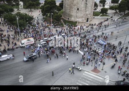 Die Ministerpräsidenten Griechenlands, Bulgariens, Rumäniens und Serbiens trafen sich am 4. Juli 2018 in Thessaloniki, Griechenland. Während des Treffens protestierten nationalistische Gruppen und versuchten, den Treffpunkt in der Nähe des Flughafens zu erreichen, wo dort riesige Polizeikräfte entwickelt wurden. Es geht um die Verwendung des Namens Mazedonien im Nachbarland FYROM. Die Proteste in Thessaloniki wurden nach einem Kampf mit einigen Anarchisten fortgesetzt. Der Protest ging vor dem Holocaust-Mahnmal und einige Leute warfen Flaschen. Der Verkehr wurde an vielen Orten in der Stadt aufgrund des Protestes ab 17:0 gestoppt Stockfoto