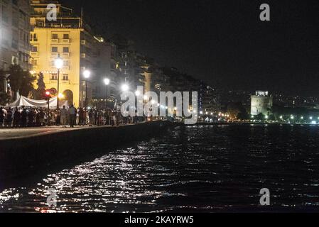 Die Ministerpräsidenten Griechenlands, Bulgariens, Rumäniens und Serbiens trafen sich am 4. Juli 2018 in Thessaloniki, Griechenland. Während des Treffens protestierten nationalistische Gruppen und versuchten, den Treffpunkt in der Nähe des Flughafens zu erreichen, wo dort riesige Polizeikräfte entwickelt wurden. Es geht um die Verwendung des Namens Mazedonien im Nachbarland FYROM. Die Proteste in Thessaloniki wurden nach einem Kampf mit einigen Anarchisten fortgesetzt. Der Protest ging vor dem Holocaust-Mahnmal und einige Leute warfen Flaschen. Der Verkehr wurde an vielen Orten in der Stadt aufgrund des Protestes ab 17:0 gestoppt Stockfoto