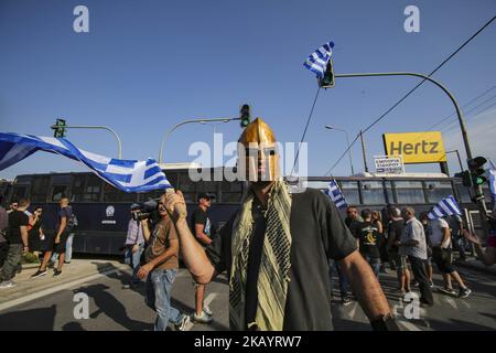 Die Ministerpräsidenten Griechenlands, Bulgariens, Rumäniens und Serbiens trafen sich am 4. Juli 2018 in Thessaloniki, Griechenland. Während des Treffens protestierten nationalistische Gruppen und versuchten, den Treffpunkt in der Nähe des Flughafens zu erreichen, wo dort riesige Polizeikräfte entwickelt wurden. Es geht um die Verwendung des Namens Mazedonien im Nachbarland FYROM. Die Proteste in Thessaloniki wurden nach einem Kampf mit einigen Anarchisten fortgesetzt. Der Protest ging vor dem Holocaust-Mahnmal und einige Leute warfen Flaschen. Der Verkehr wurde an vielen Orten in der Stadt aufgrund des Protestes ab 17:0 gestoppt Stockfoto