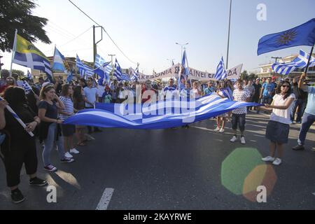 Die Ministerpräsidenten Griechenlands, Bulgariens, Rumäniens und Serbiens trafen sich am 4. Juli 2018 in Thessaloniki, Griechenland. Während des Treffens protestierten nationalistische Gruppen und versuchten, den Treffpunkt in der Nähe des Flughafens zu erreichen, wo dort riesige Polizeikräfte entwickelt wurden. Es geht um die Verwendung des Namens Mazedonien im Nachbarland FYROM. Die Proteste in Thessaloniki wurden nach einem Kampf mit einigen Anarchisten fortgesetzt. Der Protest ging vor dem Holocaust-Mahnmal und einige Leute warfen Flaschen. Der Verkehr wurde an vielen Orten in der Stadt aufgrund des Protestes ab 17:0 gestoppt Stockfoto