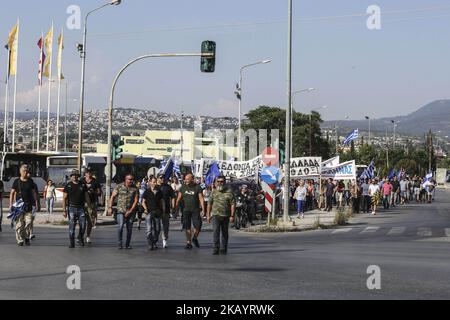 Die Ministerpräsidenten Griechenlands, Bulgariens, Rumäniens und Serbiens trafen sich am 4. Juli 2018 in Thessaloniki, Griechenland. Während des Treffens protestierten nationalistische Gruppen und versuchten, den Treffpunkt in der Nähe des Flughafens zu erreichen, wo dort riesige Polizeikräfte entwickelt wurden. Es geht um die Verwendung des Namens Mazedonien im Nachbarland FYROM. Die Proteste in Thessaloniki wurden nach einem Kampf mit einigen Anarchisten fortgesetzt. Der Protest ging vor dem Holocaust-Mahnmal und einige Leute warfen Flaschen. Der Verkehr wurde an vielen Orten in der Stadt aufgrund des Protestes ab 17:0 gestoppt Stockfoto