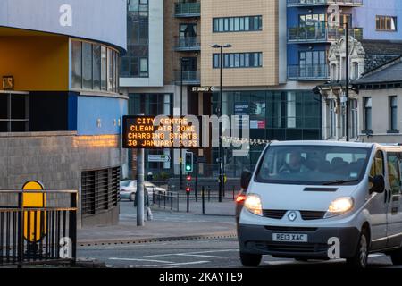 Ein Schild am Straßenrand in Newcastle upon Tyne, Großbritannien, kündigt an, dass Ende Januar 2023 die Clean Air Zone Charging im Stadtzentrum beginnen soll. Stockfoto