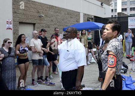 Beamte der Civil Affairs Unite warnen vor der Polizei, die Protestierenden am 3. Juli 2018 von der Blockierung des Laderamps eines US-Immigrations- und ICE-Büros in der Innenstadt von Philadelphia, PA, abwarnte. (Foto von Bastiaan Slabbers/NurPhoto) Stockfoto