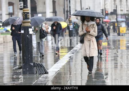 London, Großbritannien. 01.. November 2022. Während der Regenfälle in London werden Menschen unter Regenschirmen untergebracht. Laut dem Met Office wird in dieser Woche in vielen Teilen des Landes mit Regen gerechnet. (Foto: Dinendra Haria/SOPA Images/Sipa USA) Quelle: SIPA USA/Alamy Live News Stockfoto