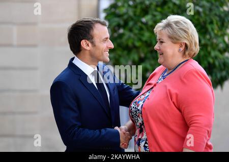 Der französische Präsident Emmanuel Macron empfängt die norwegische Premierministerin Erna Solberg am 27. Februar 2018 im Elysee-Palast in Paris, Frankreich. Solberg ist zu einem offiziellen Besuch in Paris. (Foto von Julien Mattia/NurPhoto) Stockfoto