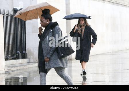 London, Großbritannien. 01.. November 2022. Frauen schützen sich bei Niederschlägen in London unter Regenschirmen. Laut dem Met Office wird in dieser Woche in vielen Teilen des Landes mit Regen gerechnet. (Foto: Dinendra Haria/SOPA Images/Sipa USA) Quelle: SIPA USA/Alamy Live News Stockfoto