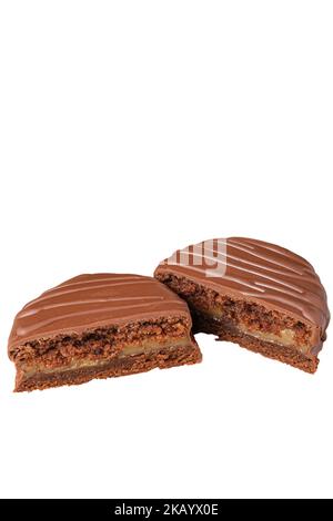 Brasilianischer Honigkuchen auf halbem vertikalen Foto weißem Hintergrund geschnitten. Stockfoto