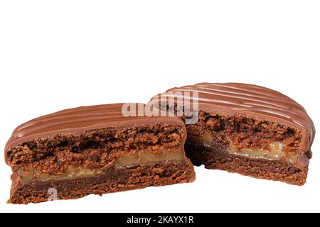 Nahaufnahme eines brasilianischen Honigkuchens auf halbweißem Hintergrund. Stockfoto