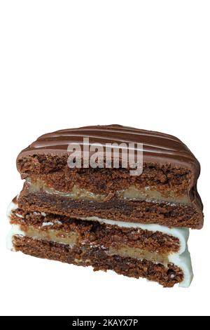 Nahaufnahme des traditionellen brasilianischen Honigkuchens mit halbierten weißen Schokoladeneiern, mit dulce de leche filling white Hintergrund (vertikal). Stockfoto