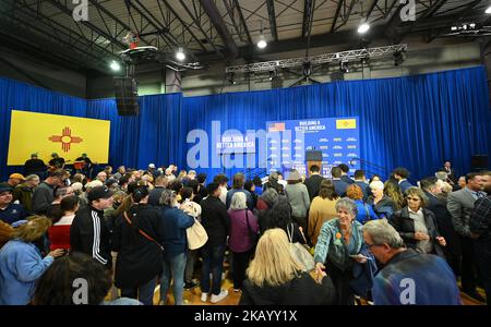 Albuquerque, Usa. 13. Oktober 2022. Die Teilnehmer warten auf den Beginn einer Wahlkampfveranstaltung des Demokratischen Nationalkomitees im Ted M. Gallegos Community Center am 3. November 2022 in Albuquerque, New Mexico. Präsident Joe Biden warb vor den Parlamentswahlen vom 8. November für Grisham. (Foto von Sam Wasson) Quelle: SIPA USA/Alamy Live News Stockfoto