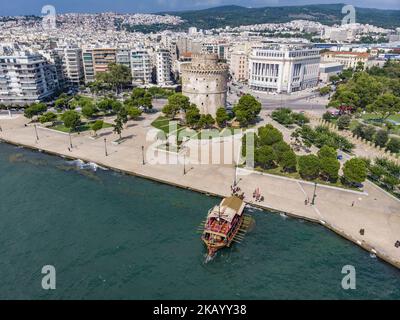 Aus der Vogelperspektive von einer Drohne, die am 7. Juli 2018 atemberaubende Luftaufnahmen von Thessaloniki's wichtigster Sehenswürdigkeit, dem Weißen Turm, einfängt. Thessaloniki ist die zweitgrößte griechische Stadt und liegt im Norden des Landes. Es ist die Hauptstadt des Regionalgebiets von Mazedonien. (Foto von Nicolas Economou/NurPhoto) Stockfoto
