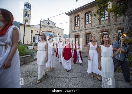 Am 7. Juli 2018 nehmen die Menschen am Prometheia-Fest 23. in Litochoro, Griechenland, Teil. Fackelzug zur Feier der antiken griechischen Götter am Fuße des Olymp. Das Zeremonienfest heißt 'Promithia' zu Ehren von Prometheus. Mehr als 2000 Menschen besuchten den Fackellauf und besuchten dann das örtliche offene Theater für Tänze und Theaterstücke. Dieses Jahr wird Alexander der große zum Ritual. Menschen aus ganz Griechenland und Europa kamen in den Olymp. Es gab sogar ein Baby im Alter von 28 Tagen, das an der Teilnahme mit der Mutter teilnahm. Die Zeremonien fanden in Dion mit einem Chanting-Rit statt Stockfoto