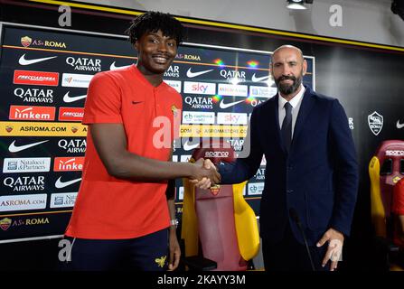 Neuzugang William Bianda und Sport Director Ramon Rodriguez Verdejo Monchi posieren für Fotografen während der Pressekonferenz im AS Roma Training Center am 07. Juli 2018 in Rom, Italien. (Foto von Silvia Lore/NurPhoto) Stockfoto