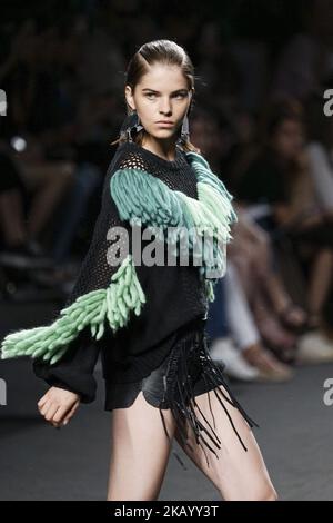 Ein Model präsentiert eine Kreation der Spanierin Jessica Conzen auf der Modenschau auf der EGO Mercedes-Benz Fashion Week Madrid (MBFWM) Frühjahr/Sommer 2019, in IFEMAMadrid, Spanien, 07. Juli 2018. (Foto von Oscar Gonzalez/NurPhoto) Stockfoto