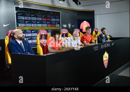 Neuzugang William Bianda, Sportdirektor Ramon Rodriguez Verdejo Monchi und Ante Coric während der Pressekonferenz im AS Roma Training Center am 07. Juli 2018 in Rom, Italien. (Foto von Silvia Lore/NurPhoto) Stockfoto