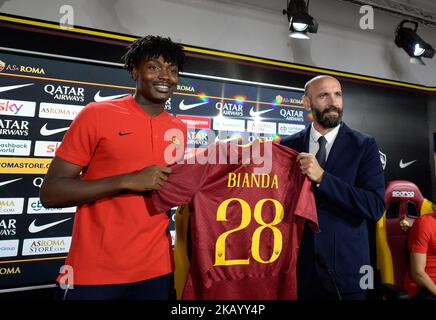 Neuzugang William Bianda und Sport Director Ramon Rodriguez Verdejo Monchi posieren für Fotografen mit AS Roma Shirt während der Pressekonferenz im AS Roma Training Center am 07. Juli 2018 in Rom, Italien. (Foto von Silvia Lore/NurPhoto) Stockfoto