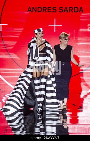 Das Model Rosanna Zanetti und die Designerin Nuria Sarda laufen auf dem Laufsteg „Andres Sarda“ während der Mercedes-Benz Madrid Fashion Week Spring/Summer in Madrid, Spanien. 09. Juli 2018. (Foto von Peter Sabok/NurPhoto) Stockfoto