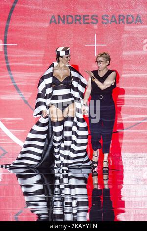 Das Model Rosanna Zanetti und die Designerin Nuria Sarda laufen auf dem Laufsteg „Andres Sarda“ während der Mercedes-Benz Madrid Fashion Week Spring/Summer in Madrid, Spanien. 09. Juli 2018. (Foto von Peter Sabok/NurPhoto) Stockfoto