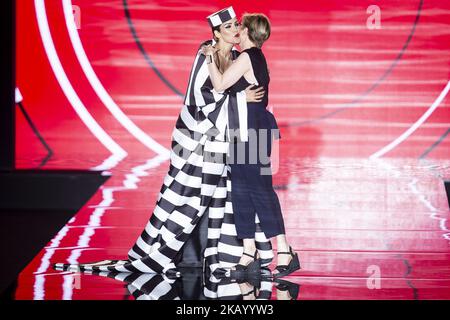 Das Model Rosanna Zanetti und die Designerin Nuria Sarda laufen auf dem Laufsteg „Andres Sarda“ während der Mercedes-Benz Madrid Fashion Week Spring/Summer in Madrid, Spanien. 09. Juli 2018. (Foto von Peter Sabok/NurPhoto) Stockfoto