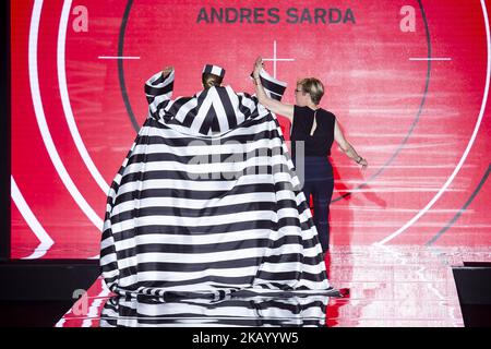 Das Model Rosanna Zanetti und die Designerin Nuria Sarda laufen auf dem Laufsteg „Andres Sarda“ während der Mercedes-Benz Madrid Fashion Week Spring/Summer in Madrid, Spanien. 09. Juli 2018. (Foto von Peter Sabok/NurPhoto) Stockfoto