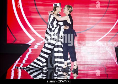 Das Model Rosanna Zanetti und die Designerin Nuria Sarda laufen auf dem Laufsteg „Andres Sarda“ während der Mercedes-Benz Madrid Fashion Week Spring/Summer in Madrid, Spanien. 09. Juli 2018. (Foto von Peter Sabok/NurPhoto) Stockfoto