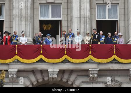 (L-R) Prinz und Prinzessin Michael von Kent, Prinz Edward, Earl of Wessex, Sophie, Gräfin von Wessex, Prinz Charles, Prinz von Wales, Prinz Andrew, Herzog von York, Camilla, Herzogin von Cornwall, Königin Elizabeth II., Meghan, Herzogin von Sussex, Prinz Harry, Herzog von Sussex, Prinz William, Herzog von Cambridge, Catherine, Herzogin von Cambridge, Anne, Prinzessin Royal, Vizeadmiral Sir Timothy Laurence, Prinz Richard, Herzog von Gloucester, Birgitte, Herzogin von Gloucester, Prinz Edward, Herzog von Kent und Katharine, Herzogin von Kent beobachten den RAF-Flipper auf dem Balkon des Buckingham Palace als Mitglieder der Stockfoto