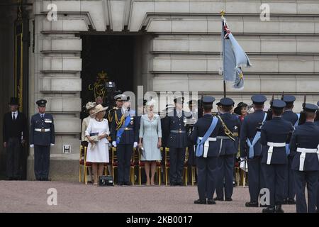 Mitglieder der Royal Air Force und der Royal Family nehmen an einer Zeremonie Teil, um der Royal Air Force (RAF) am 10. Juli 2018 im Buckingham Palace in London eine neue Queen's Colour zu überbringen, um ihr hundertjähriges Bestehen zu feiern. Die Königin und Mitglieder der königlichen Familie nahmen am 10. Juli an einer Reihe von Engagements Teil, um den hundertsten Jahrestag der königlichen Luftwaffe zu feiern (Foto von Alberto Pezzali/NurPhoto) Stockfoto