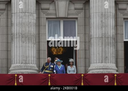 Die britische Königin Elizabeth II. Trifft am 10. Juli 2018 mit anderen Mitgliedern der königlichen Familie auf den Balkon des Buckingham Palace ein, um einen Militärflug anlässlich des hundertsten Jahrestages der Royal Air Force (RAF) zu beobachten. Die Königin und Mitglieder der königlichen Familie nahmen am 10. Juli an einer Reihe von Engagements Teil, um den hundertsten Jahrestag der Royal Air Force zu feiern. (Foto von Alberto Pezzali/NurPhoto) Stockfoto