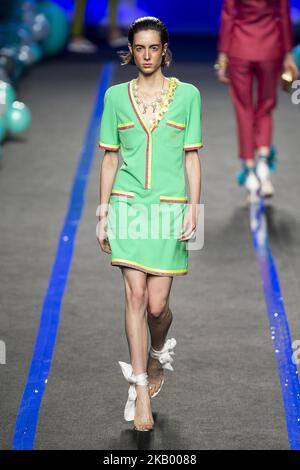 Ein Model läuft auf dem Laufsteg „La Condesa“ während der Mercedes-Benz Madrid Fashion Week Spring/Summer in Madrid, Spanien. 11. Juli 2018. (Foto von Peter Sabok/NurPhoto) Stockfoto