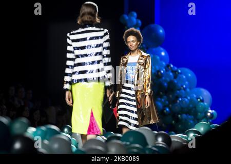 Ein Model läuft auf dem Laufsteg „La Condesa“ während der Mercedes-Benz Madrid Fashion Week Spring/Summer in Madrid, Spanien. 11. Juli 2018. (Foto von Peter Sabok/NurPhoto) Stockfoto