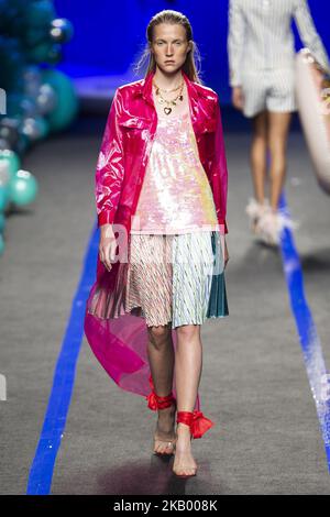 Ein Model läuft auf dem Laufsteg „La Condesa“ während der Mercedes-Benz Madrid Fashion Week Spring/Summer in Madrid, Spanien. 11. Juli 2018. (Foto von Peter Sabok/NurPhoto) Stockfoto