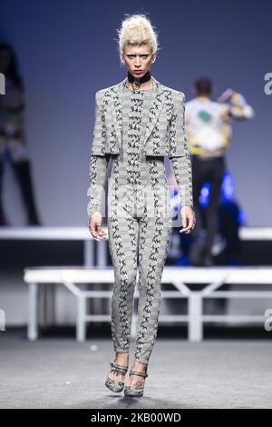 Ein Model läuft auf dem Laufsteg „Ana Locking“ während der Mercedes-Benz Madrid Fashion Week Spring/Summer in Madrid, Spanien. 10. Juli 2018. (Foto von Peter Sabok/NurPhoto) Stockfoto