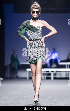 Ein Model läuft auf dem Laufsteg „Ana Locking“ während der Mercedes-Benz Madrid Fashion Week Spring/Summer in Madrid, Spanien. 10. Juli 2018. (Foto von Peter Sabok/NurPhoto) Stockfoto