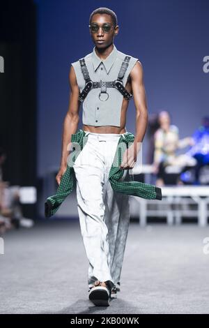 Ein Model läuft auf dem Laufsteg „Ana Locking“ während der Mercedes-Benz Madrid Fashion Week Spring/Summer in Madrid, Spanien. 10. Juli 2018. (Foto von Peter Sabok/NurPhoto) Stockfoto