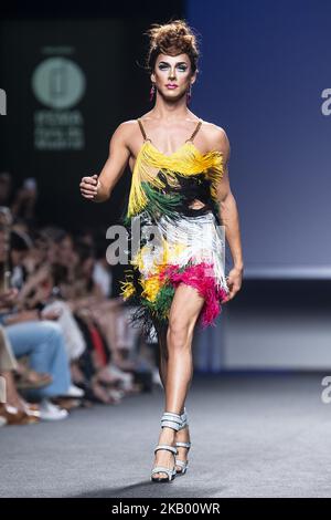 Ein Model läuft auf dem Laufsteg „Ana Locking“ während der Mercedes-Benz Madrid Fashion Week Spring/Summer in Madrid, Spanien. 10. Juli 2018. (Foto von Peter Sabok/NurPhoto) Stockfoto