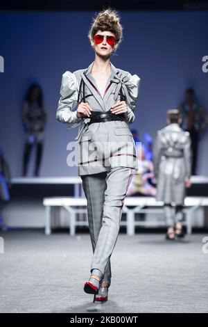 Ein Model läuft auf dem Laufsteg „Ana Locking“ während der Mercedes-Benz Madrid Fashion Week Spring/Summer in Madrid, Spanien. 10. Juli 2018. (Foto von Peter Sabok/NurPhoto) Stockfoto