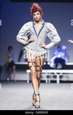 Ein Model läuft auf dem Laufsteg „Ana Locking“ während der Mercedes-Benz Madrid Fashion Week Spring/Summer in Madrid, Spanien. 10. Juli 2018. (Foto von Peter Sabok/NurPhoto) Stockfoto