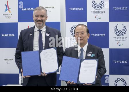 Etienne Thobois, links, Generaldirektor von Paris 2024 und Toshiro Muto, rechts, CEO von Tokio 2020, posieren gemeinsam während der Unterzeichnung der Vereinbarung über die Beziehungen und die Zusammenarbeit zwischen den beiden Organisationskomitees in Tokio am Mittwoch, den 11. Juli 2018. (Foto von Alessandro Di Ciommo/NurPhoto) Stockfoto