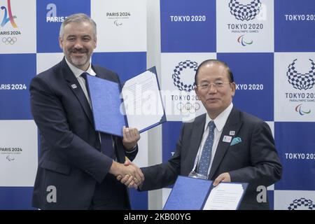 Etienne Thobois, links, Generaldirektor von Paris 2024 und Toshiro Muto, rechts, CEO von Tokio 2020, posieren gemeinsam während der Unterzeichnung der Vereinbarung über die Beziehungen und die Zusammenarbeit zwischen den beiden Organisationskomitees in Tokio am Mittwoch, den 11. Juli 2018. (Foto von Alessandro Di Ciommo/NurPhoto) Stockfoto