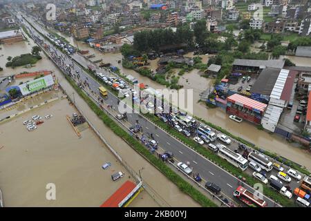 Eine ariel-Ansicht des überfluteten Gebiets, das am Donnerstag, den 12. Juli 2018, von River betroffen war, aufgrund der unaufhörlichen Regenfälle in Thimi, Bhaktapur, Nepal. Das normale Leben im ganzen Land, einschließlich des Kathmandu-Tals, ist seit Mittwochabend durch unaufhörliche Niederschläge beeinträchtigt worden. (Foto von Narayan Maharjan/NurPhoto) Stockfoto