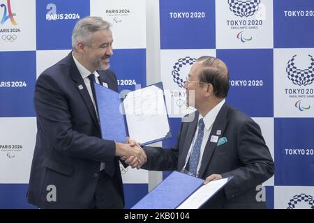 Etienne Thobois, links, Generaldirektor von Paris 2024 und Toshiro Muto, rechts, CEO von Tokio 2020, posieren gemeinsam während der Unterzeichnung der Vereinbarung über die Beziehungen und die Zusammenarbeit zwischen den beiden Organisationskomitees in Tokio am Mittwoch, den 11. Juli 2018. (Foto von Alessandro Di Ciommo/NurPhoto) Stockfoto