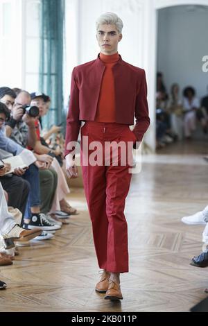 Ein Model läuft während der Carlota Barrera Show auf der Mercedes Benz Fashion Week Madrid Spring/Summer 2019 am 12. Juli 2018 in Madrid, Spanien, auf der Piste. (Foto von Oscar Gonzalez/NurPhoto) Stockfoto