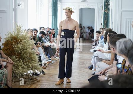 Ein Model läuft während der Carlota Barrera Show auf der Mercedes Benz Fashion Week Madrid Spring/Summer 2019 am 12. Juli 2018 in Madrid, Spanien, auf der Piste. (Foto von Oscar Gonzalez/NurPhoto) Stockfoto