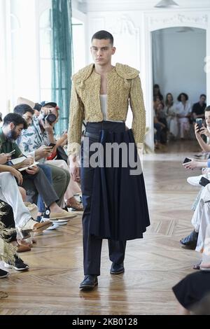 Ein Model läuft während der Carlota Barrera Show auf der Mercedes Benz Fashion Week Madrid Spring/Summer 2019 am 12. Juli 2018 in Madrid, Spanien, auf der Piste. (Foto von Oscar Gonzalez/NurPhoto) Stockfoto