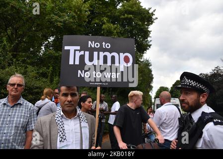 Vor dem Sicherheitszaun um das Winfield House, die Londoner Residenz des US-Botschafters Woody Johnson, versammeln sich Menschen, um gegen die Ankunft von Präsident Donald Trump und First Lady Melania Trump am 12. Juli 2018 in London zu protestieren. Die Präsidentin der Vereinigten Staaten und First Lady, Melania Trump, wird in Großbritannien wegen des ersten offiziellen Besuchs der Air Force One auflegen. Während sie hier sind, werden sie im Blenheim Palace zu Abend essen, Premierminister Theresa May im Chequers besuchen und Tee mit der Queen im Windsor Castle trinken. (Foto von Alberto Pezzali/NurPhoto) Stockfoto